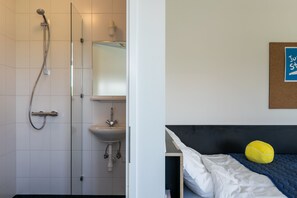 Superior Studio Suite | Bathroom | Free toiletries, towels - StudentStay (Leeuwarden)
