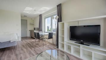Deluxe Studio Suite | Desk, iron/ironing board, free cribs/infant beds, free WiFi