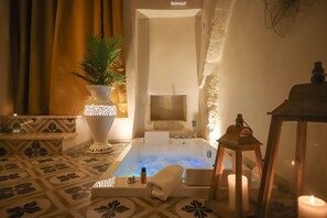 Habitación doble romántica, 1 cama Queen size, baño privado | Cortinas blackout, wifi gratis y ropa de cama 