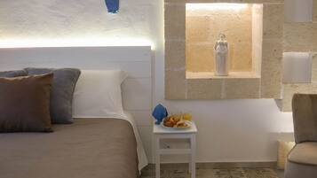 Un dormitorio con una cama, una mesita con artículos para el desayuno, un jarrón decorativo y una ventana con vistas.