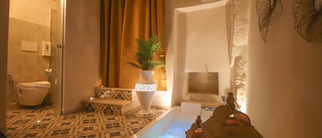 Chambre romantique double, 1 grand lit, salle de bain privĂ©e | Rideaux dâobscurcissement, accĂšs au Wi-Fi (inclus), literie fournie