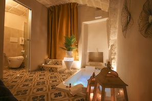 Romantic Double Room, 1 Queen Bed, Private Bathroom | Blackout drapes, free WiFi, bed sheets - Terracielo Guest House (Monopoli)