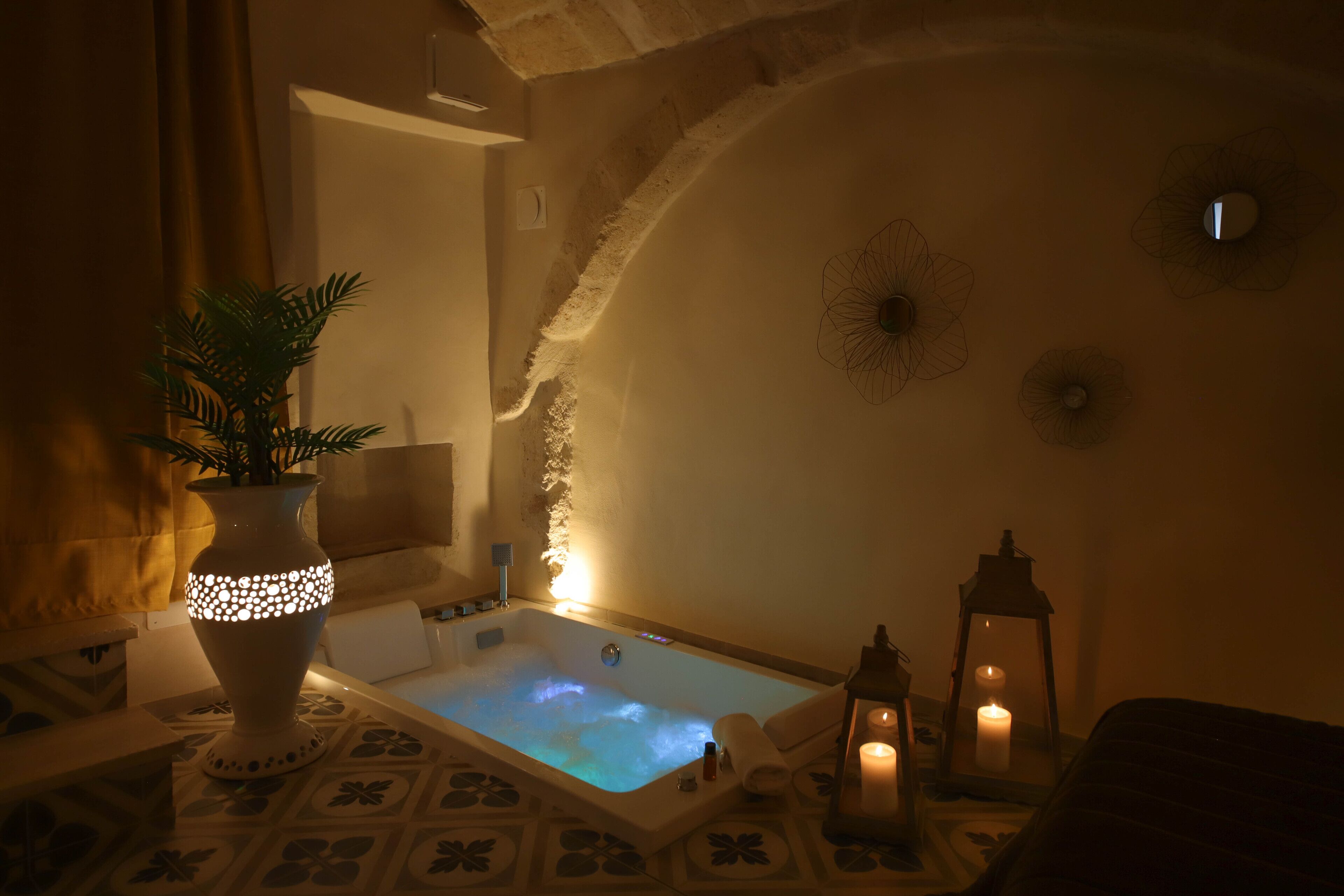 浪漫双人房, 1 张大床, 私人浴室 | 遮光窗帘、免费 WiFi、床单