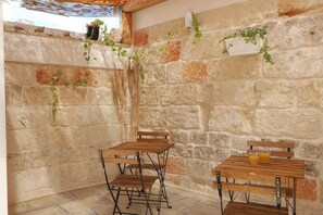 Habitación básica, 1 cama Queen size, baño privado | Terraza o patio