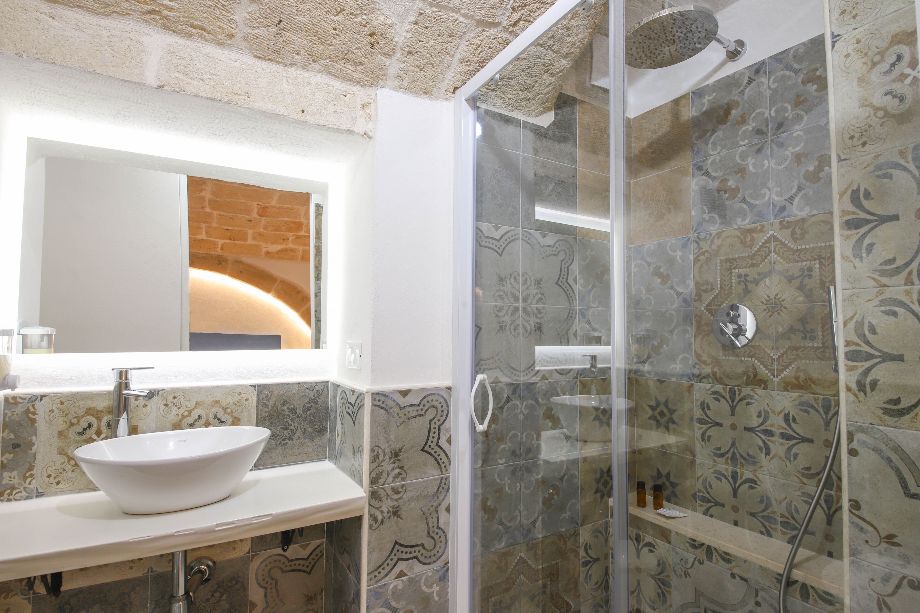 基础客房, 1 张大床, 私人浴室 | 浴室 | 免费洗浴用品、毛巾、卫生纸