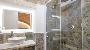 Camera Basic, 1 letto queen, bagno privato | Bagno | Set di cortesia gratuito, asciugamani, carta igienica