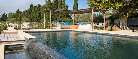 Piscina all'aperto, ombrelloni da piscina, lettini