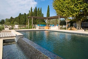 Außenpool, Sonnenschirme, Liegestühle
