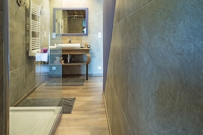 Suite (Gordes) | Bathroom | Free toiletries, hair dryer, towels