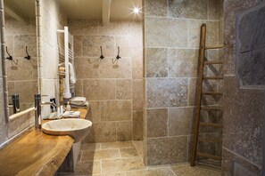 Zimmer (Rousillon) | Badezimmer | Kostenlose Toilettenartikel, Haartrockner, Handtücher
