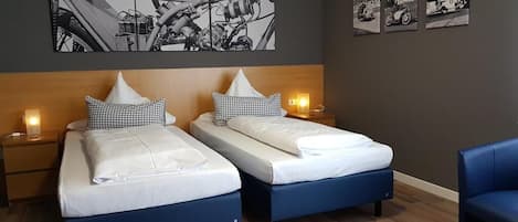 مكتب ومساحة عمل للكمبيوتر المحمول وواي فاي مجانًا وملاءات أسرّة