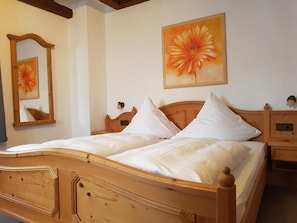 Desk, laptop workspace, free WiFi, bed sheets - Hotel Hüllen (Barweiler)