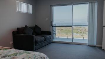 Panoramic-Apartment, Balkon, Meerblick | Wohnbereich | Flachbildfernseher, Netflix, DVD-Player