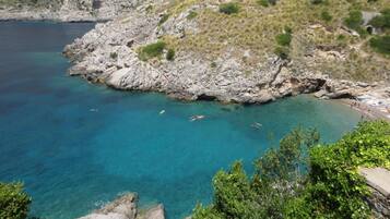 Una spiaggia nelle vicinanze