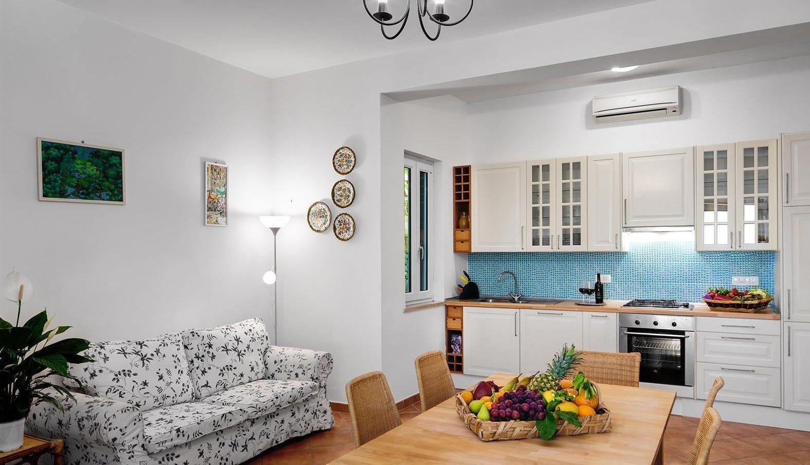 Refrigerador con freezer, microondas, placa de cocina, lavavajillas