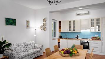 Refrigerador con freezer, microondas, placa de cocina, lavavajillas