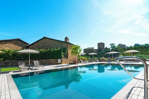 Seasonal outdoor pool, open 8:00 AM to 7:00 PM, pool umbrellas - Relais Le Macine di Stigliano (Sovicille)