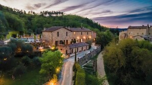 Front of property - evening/night - Relais Le Macine di Stigliano (Sovicille)