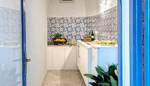 Departamento, 2 habitaciones | Cocina privada | Refrigerador con congelador, parrilla de estufa y cafetera y tetera 