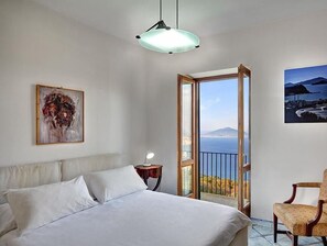 Villa - 5 sovrum | 6 sovrum, värdeförvaringsskåp på rummet, skrivbord och ljudisolering