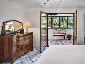 Vila, 5 quartos | 6 quartos, cofres nos quartos, escrivaninha, quartos à prova de som