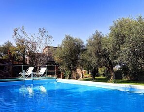 En säsongsöppen utomhuspool