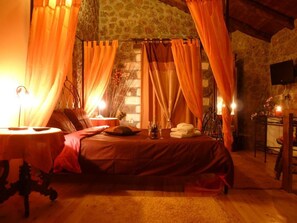 Suite Superior, perapian, lantai mezzanine (Jetted Tub) | 1 kamar tidur, brankas, kedap suara, dan setrika/meja setrika