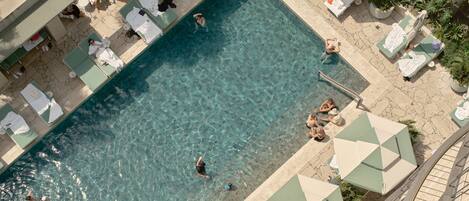 Piscine extérieure, cabanons gratuits, chaises longues