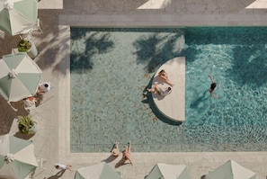 Piscina externa, barracas de cortesia, espreguiçadeiras