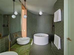 Suite junior, 1 cama de matrimonio grande, vistas a la ciudad | Baño | Artículos de higiene personal de diseño, secador de pelo y albornoces