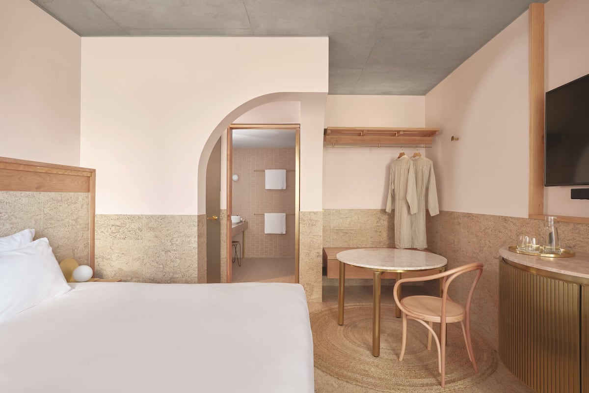 1 bedroom, premium bedding, pillow-top beds, in-room safe