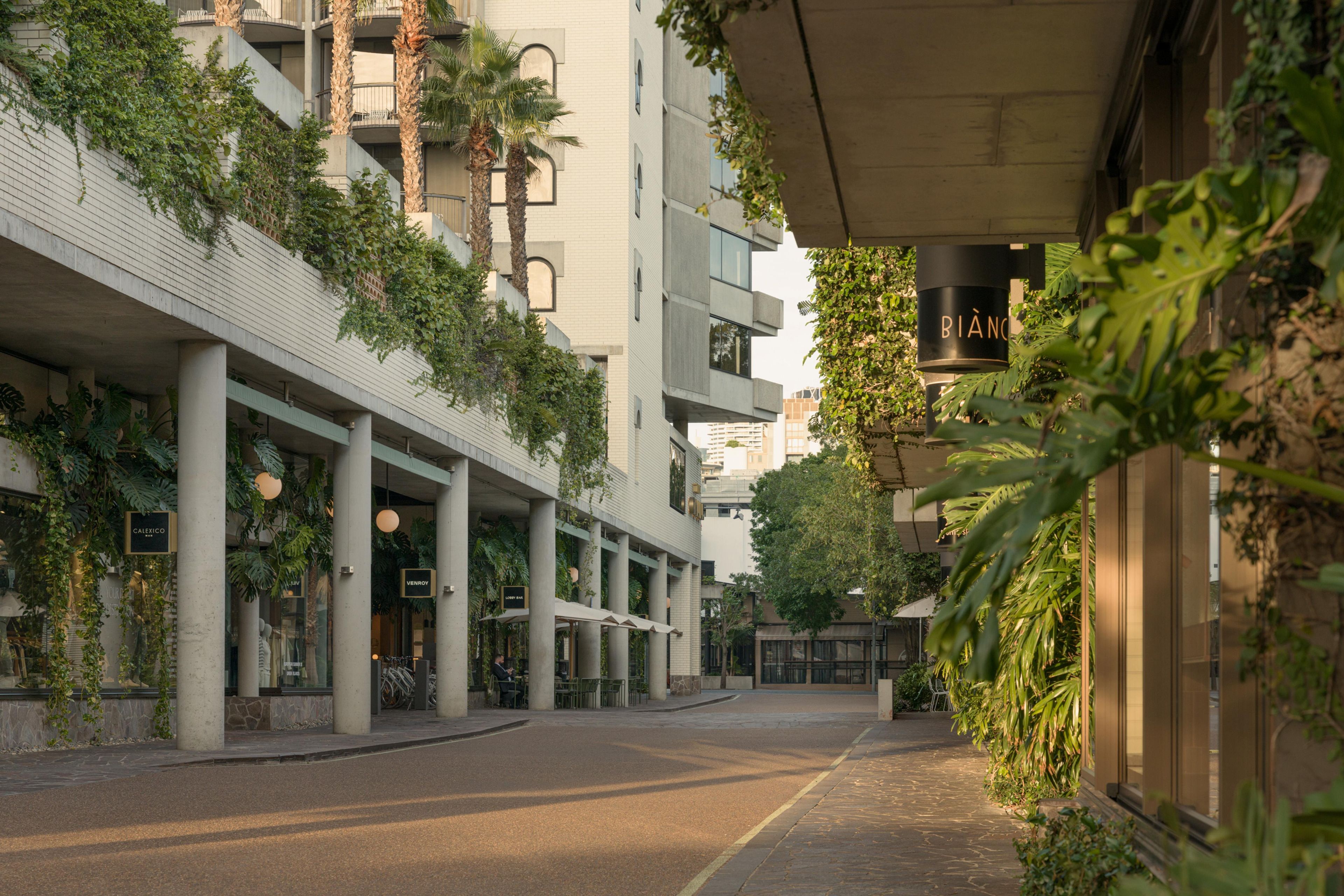 A street with buildings, some with balconies and greenery. There are signs for 'CALEXICO' and 'VENROY'.