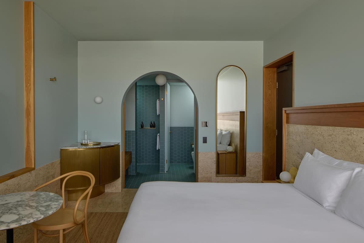 Habitación, 1 cama King size (Essential) | Ropa de cama de alta calidad y camas con pillow-top