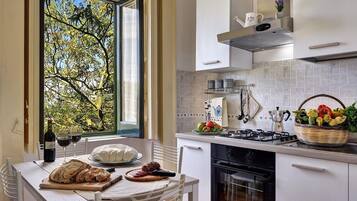 Refrigerador con freezer, microondas, horno, placa de cocina