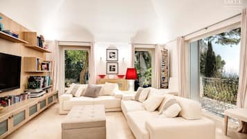 Villa, 3 Bedrooms | Living room | Flat-screen TV