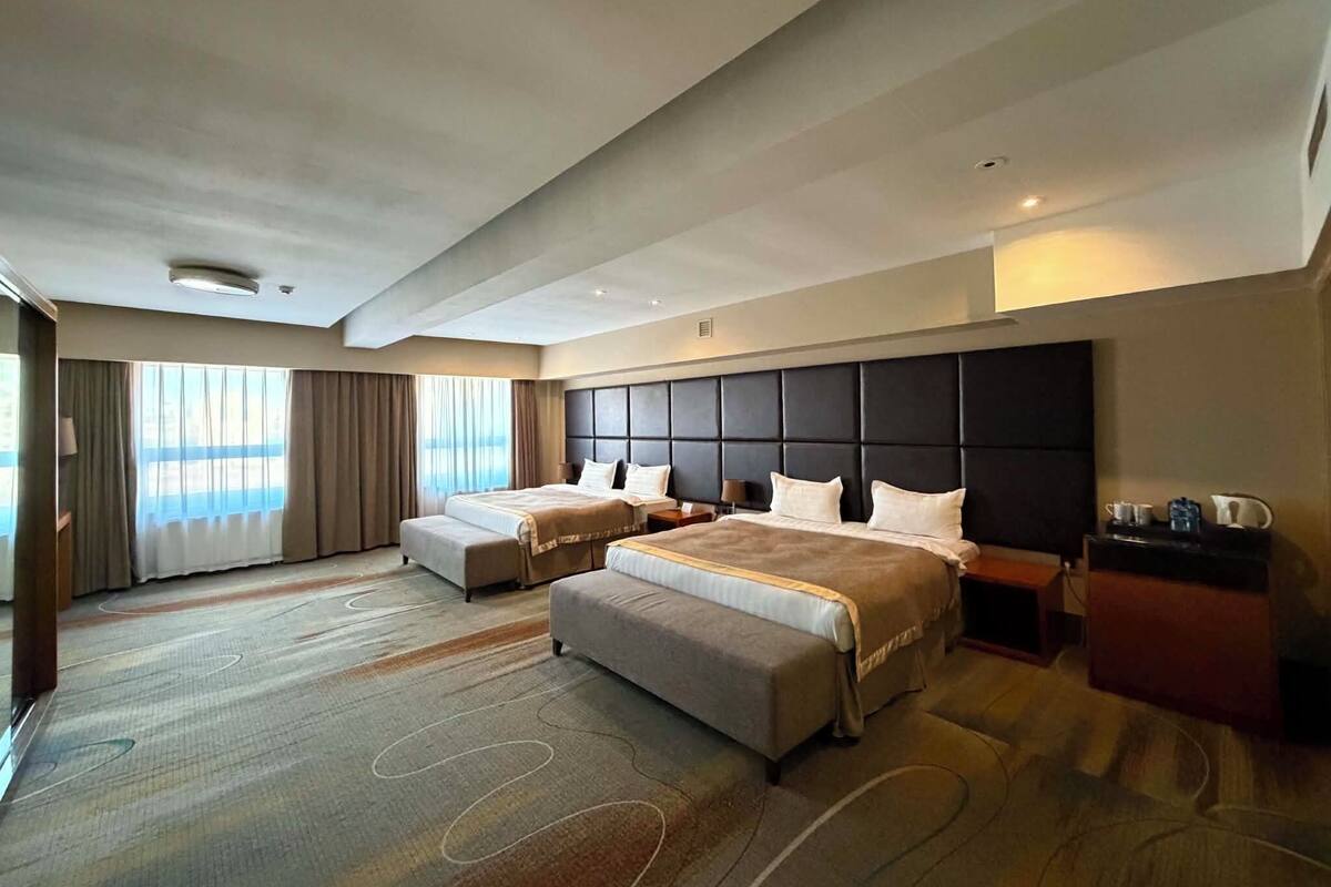 Minibar, escritorio, cortinas blackout y sistema de insonorización 