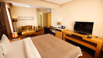 Phòng Tiêu chuẩn, 1 giường cỡ king, quang cảnh thành phố | 1 phòng ngủ, minibar, bàn, màn/rèm cản sáng