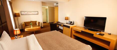 Minibar, escritorio, cortinas blackout y sistema de insonorización