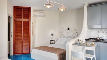 Studio | Private kitchenette | Fridge, microwave, stovetop, coffee/tea maker