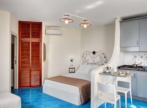 Studio | Eigene Kochnische | Kühlschrank, Mikrowelle, Herdplatte, Wasserkocher mit Kaffee-/Teezubehör