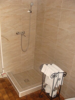 Ducha, artículos de tocador gratuitos, secador de pelo, toallas