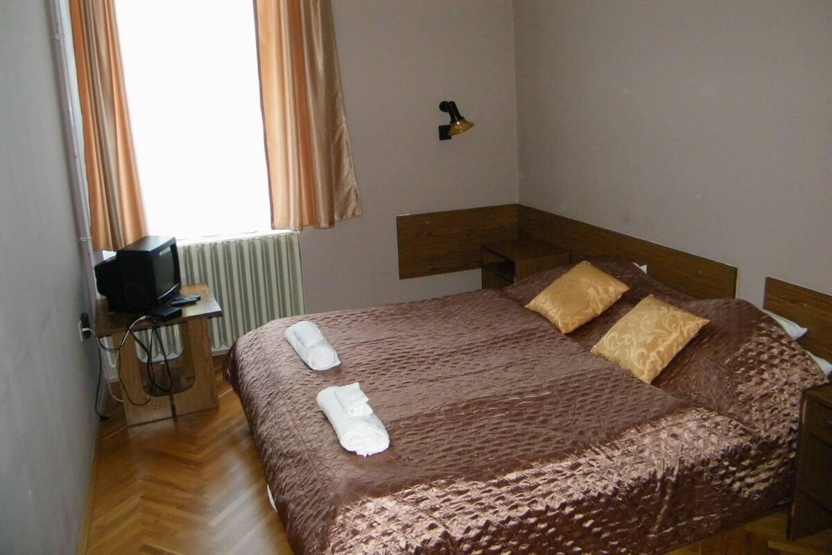 1 habitación, sistema de insonorización y tabla de planchar con plancha