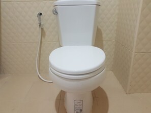 Regadera, amenidades de baño gratuitas, toallas