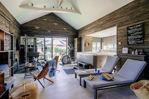 Sauna seca, banheira de hidromassagem