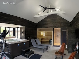 Sauna seca, banheira de hidromassagem