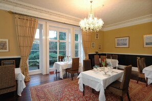 Breakfast, lunch, dinner served; garden views - Albert Cottage Hotel (East Cowes)