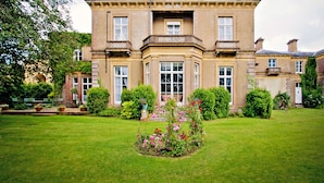 A large, stately building with a symmetrical facade, multiple windows, and a central entrance. - Albert Cottage Hotel (East Cowes)