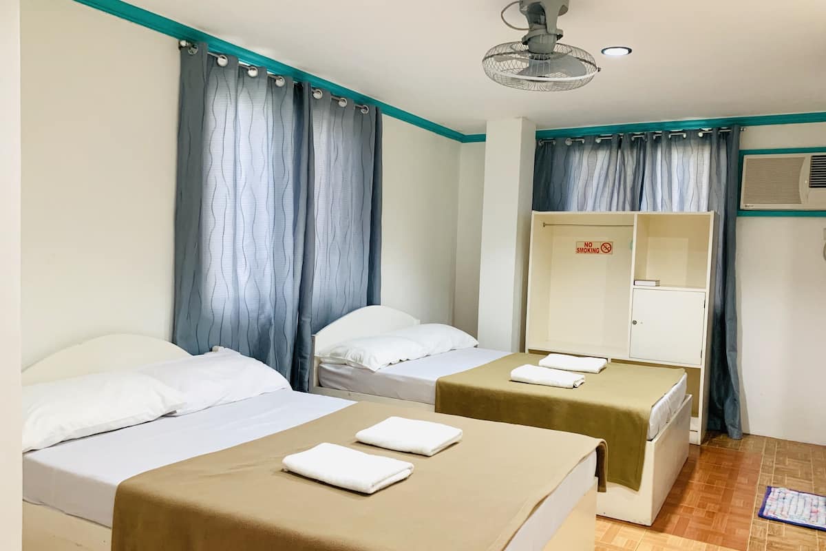 Deluxe Quadruple Room (St. Rose, Quad) | Meja 