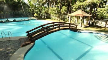 3 outdoor pools