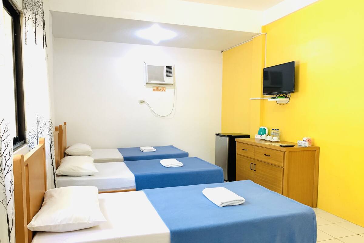 Deluxe Triple Room, 3 Katil Bujang (Single) (St John, Triple) | Meja 